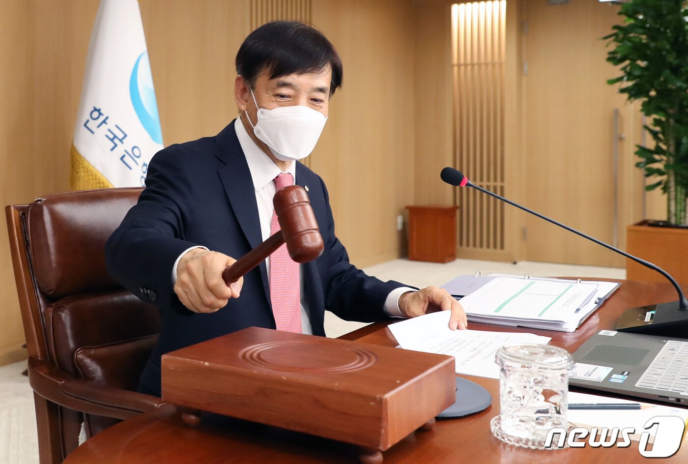 본문 이미지 - 이주열 한국은행 총재가 28일 오전 서울 중구 한국은행에서 열린 금융통화위원회 본회의에서 회의를 주재하며 의사봉을 두드리고 있다. (한국은행 제공) 2020.5.28/뉴스1