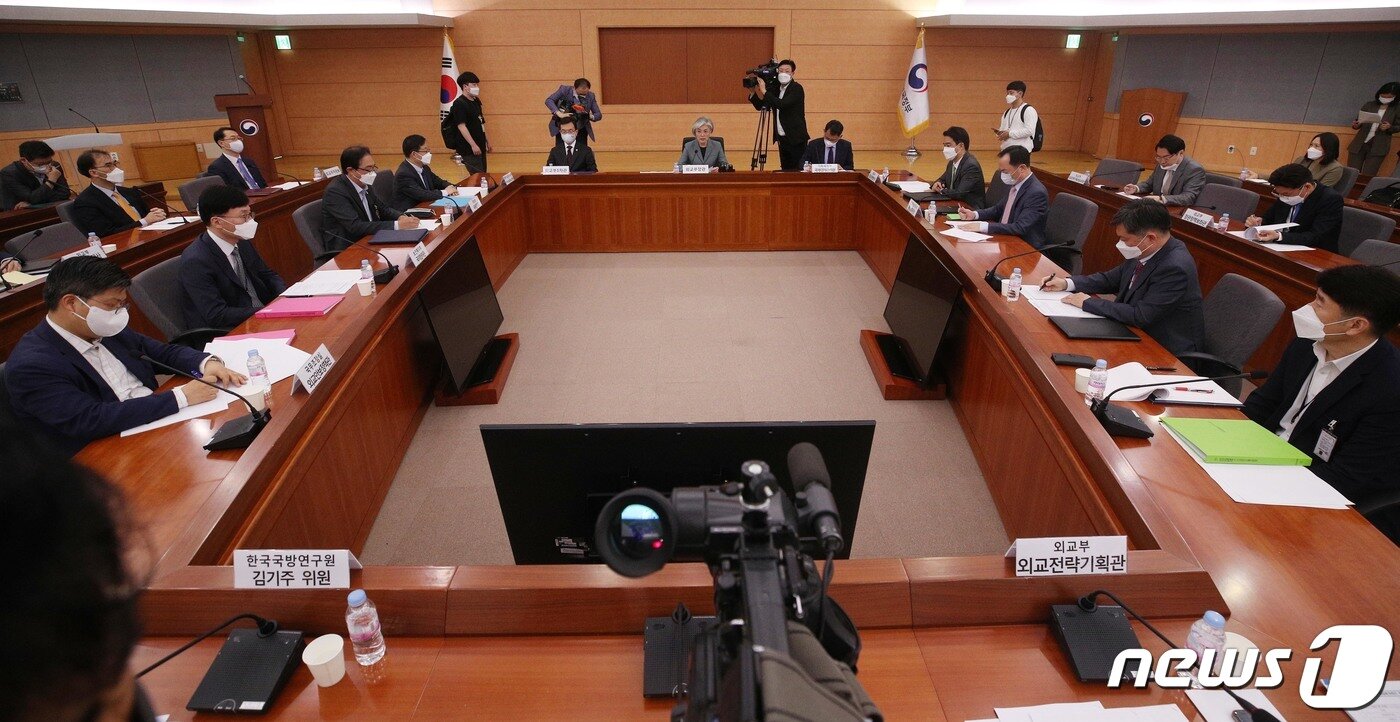 본문 이미지 - 강경화 외교부 장관이 28일 오전 서울 종로구 외교부 청사에서 열린 제7차 외교전략조정 통합분과회의에서 발언하고 있다. 2020.5.28/뉴스1 ⓒ News1 이재명 기자