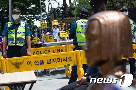 지난해 5월28일 서울 종로구 옛 일본대사관 앞 평화의 소녀상 인근에서 집회를 진행 중인 자유연대 회원들. 2020.5.28/뉴스1 © News1 이재명 기자