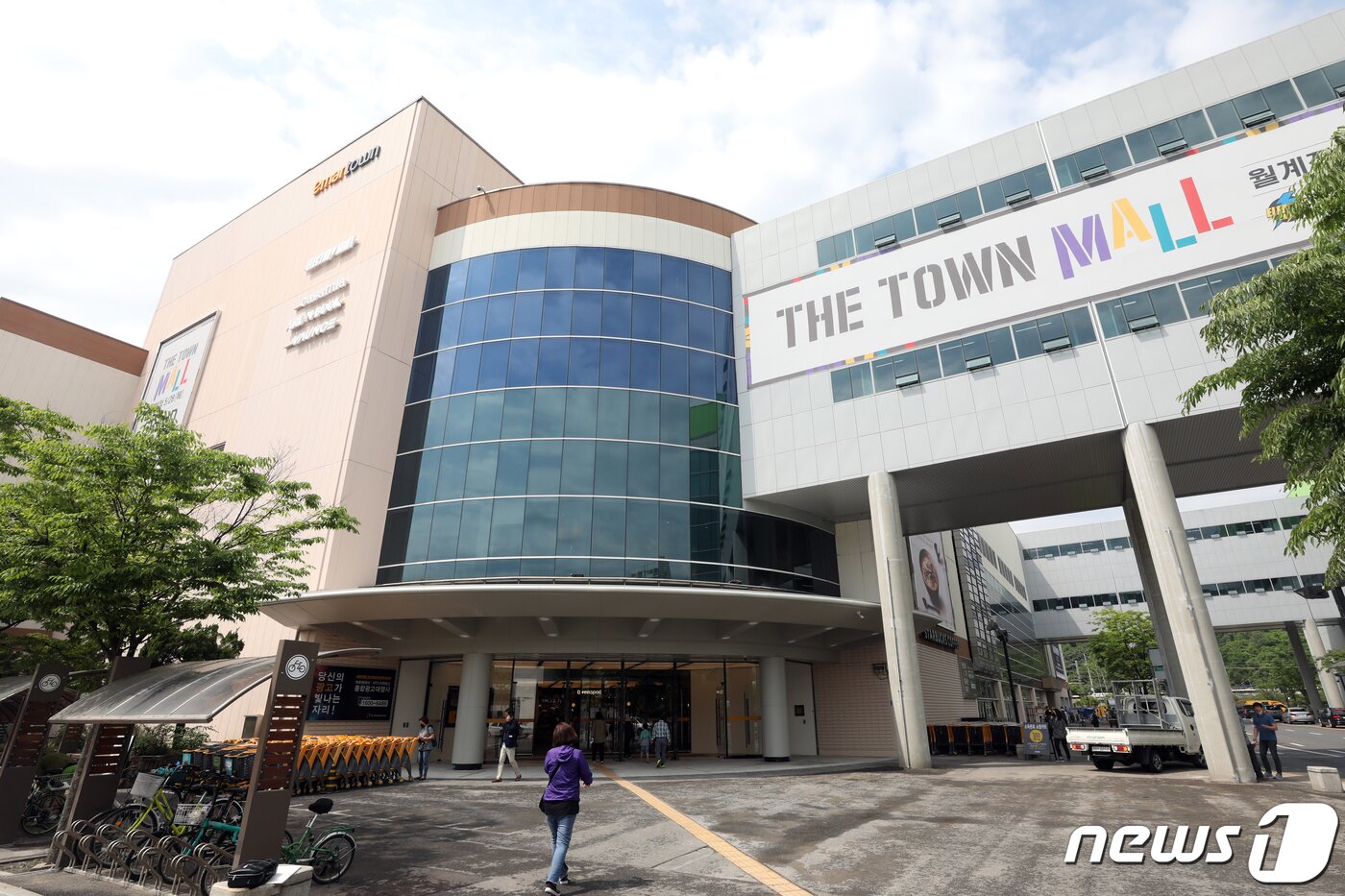 본문 이미지 - 28일 서울 노원구 이마트타운 월계점에서 고객이 매장으로 향하고 있다. 10개월간의 공사를 통해 미래형 점포로 문을 연 이마트타운 월계점은 식료품 매장을 '체험형', '고객 맞춤형','정보 제공형'으로 강화 했다. 2020.5.28/뉴스1 ⓒ News1 황기선 기자