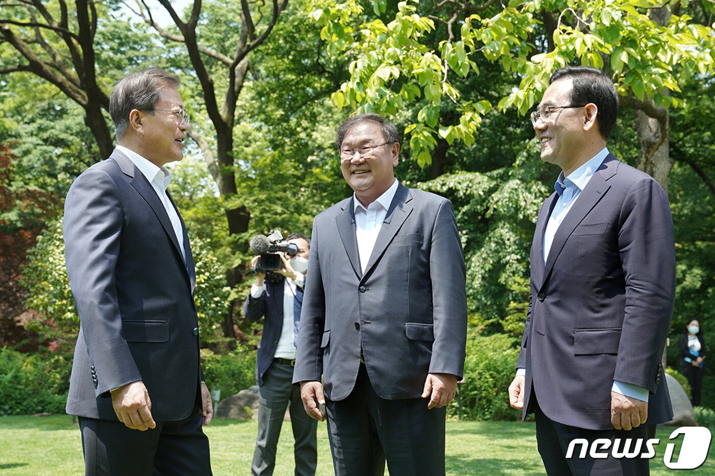 본문 이미지 - 문재인 대통령이 28일 청와대 상춘재에서 여야 원내대표 오찬 회동을 열고 더불어민주당 김태년(가운데), 미래통합당 주호영 원내대표와 대화하고 있다. (청와대 제공) 2020.5.28/뉴스1 ⓒ News1 유승관 기자