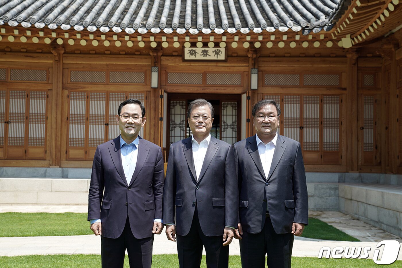 본문 이미지 - 문재인 대통령이 28일 청와대 상춘재에서 여야 원내대표 오찬 회동에 앞서 더불어민주당 김태년(오른쪽), 미래통합당 주호영 원내대표와 기념촬영을 하고 있다. (청와대 제공) 2020.5.28/뉴스1 ⓒ News1 유승관 기자