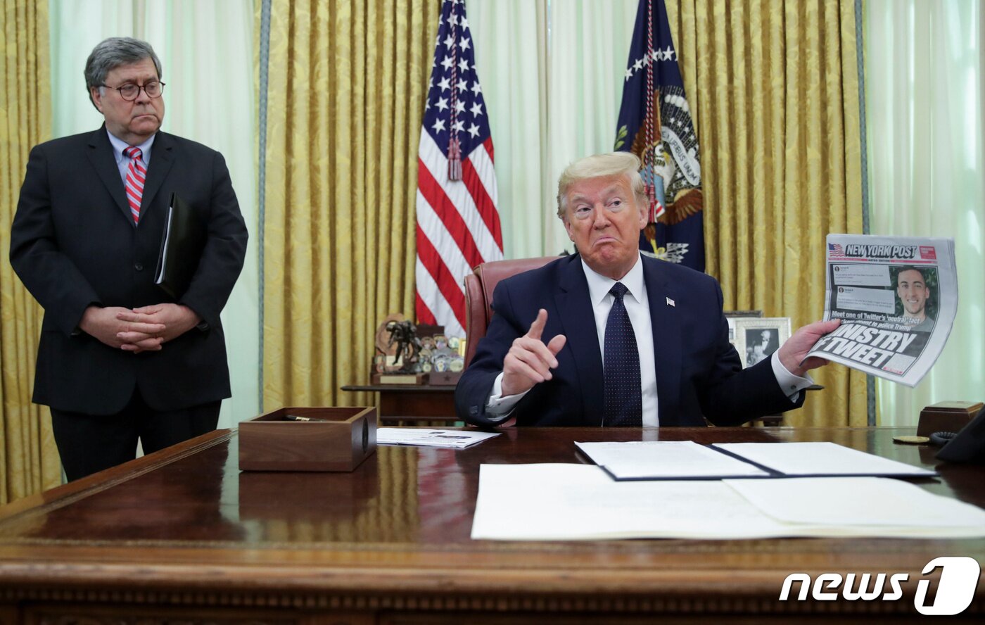 본문 이미지 - 28일(현지시간) 트럼프 대통령이 SNS 규제에 대한 행정명령에 서명하고 있다. ⓒ 로이터=뉴스1