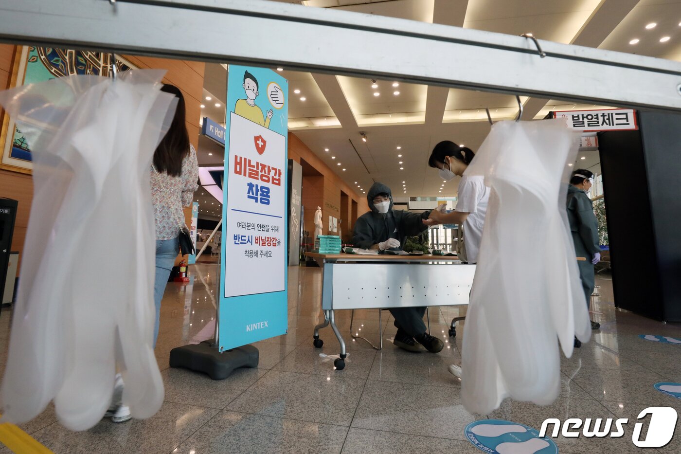 본문 이미지 - 29일 경기 고양시 킨텍스에서 열린 '2020 서울캣쇼' 입구에 비닐장갑이 걸려있다. 2020.5.29/뉴스1 ⓒ News1 황기선 기자