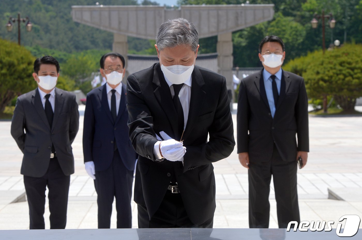 본문 이미지 - 노태우 전 대통령 아들 노재헌씨가 29일 광주 북구 운정동 국립5·18민주묘지에서 헌화·분향하고 있다. 노씨는 참배에 앞서 방명록에 &#39;5·18 광주민주화운동 40주년을 기리며 대한민국 민주화의 씨앗이 된 고귀한 희생에 고개숙여 감사드립니다&#39;라고 적었다. 또 &#39;제13대 대통령 노태우-5·18민주영령을 추모합니다&#39;라고 적힌 조화를 헌화했다. 20205.29/뉴스1 ⓒ News1 한산 기자