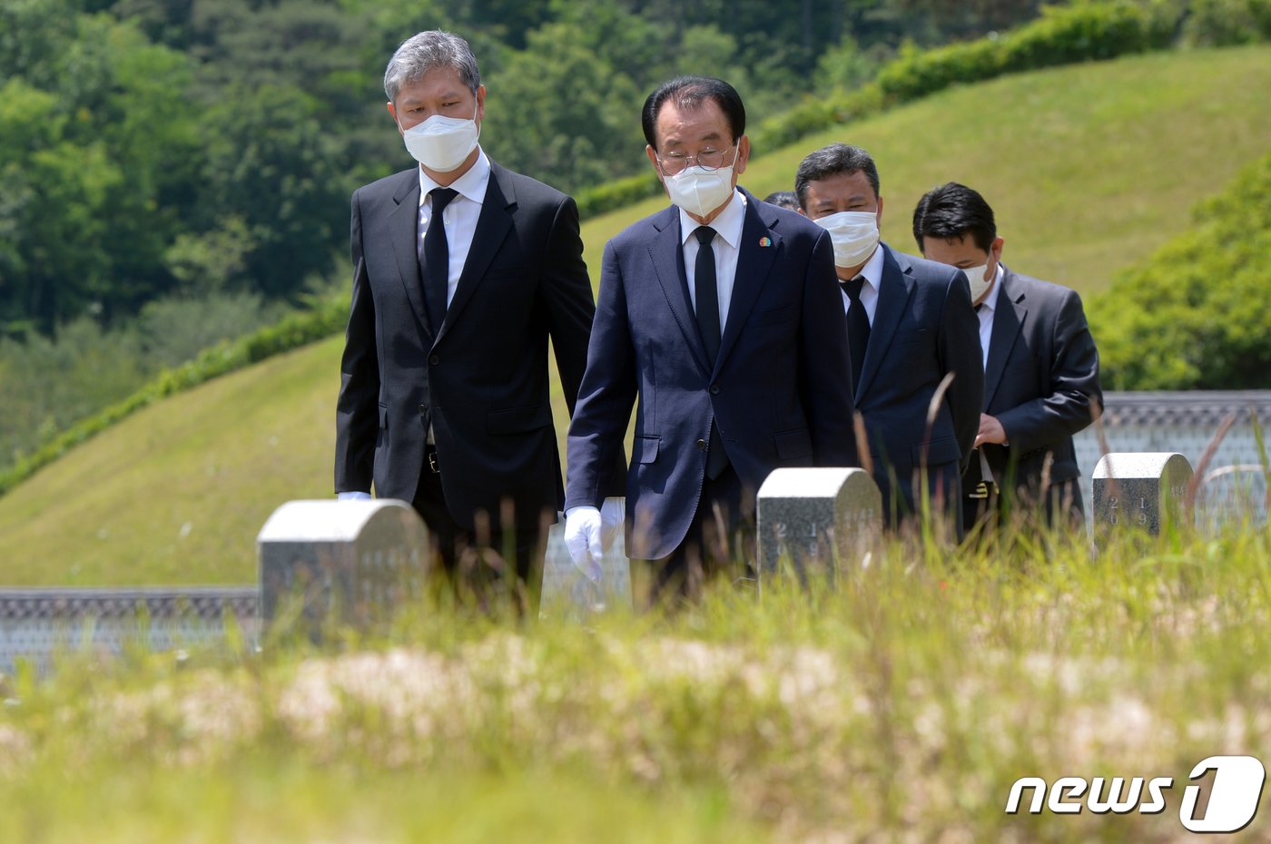 본문 이미지 - 노태우 전 대통령 아들 노재헌씨가 29일 광주 북구 운정동 국립5·18민주묘지에서 헌화·분향을 마친 뒤 김후식 전 5·18부상자회장과 함께 묘역을 둘러보고 있다. 노씨는 참배에 앞서 방명록에 &#39;5·18 광주민주화운동 40주년을 기리며 대한민국 민주화의 씨앗이 된 고귀한 희생에 고개숙여 감사드립니다&#39;라고 적었다. 또 &#39;제13대 대통령 노태우-5·18민주영령을 추모합니다&#39;라고 적힌 조화를 헌화했다. 20205.29 /뉴스1 ⓒ News1 한산 기자