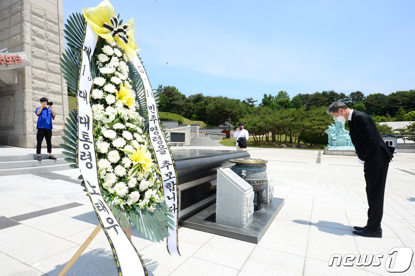 본문 이미지 - 노태우 전 대통령 장남 재헌씨가 2020년 5월29일 오전 광주 북구 국립 5·18민주묘지를 참배하고 있다. 노 전 대통령은 '5·18 민주영령을 추모합니다'라고 적힌 화환을 아들 노씨를 통해 보냈다. 2020.5.29/뉴스1 ⓒ News1