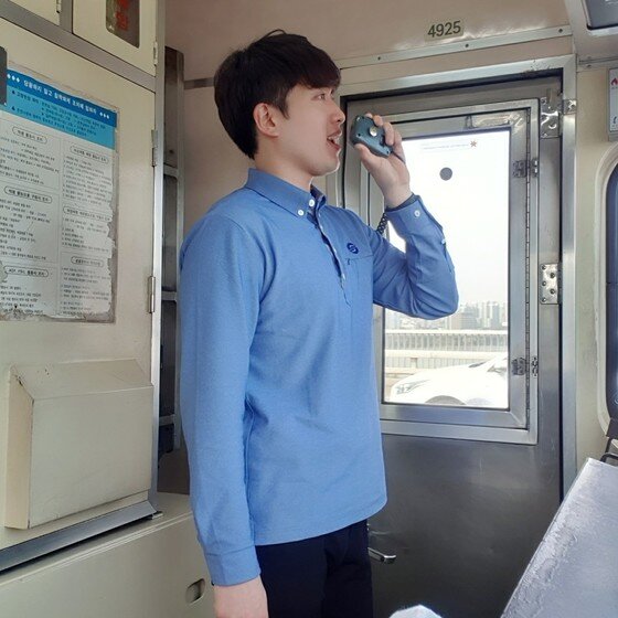 본문 이미지 - 최호 주임은 한 남자아이가 자신한테 멋지다며 '쌍 따봉'을 날려준 순간이 오래 기억에 남는다고 했다. 승객의 격려는 감성방송을 지속하는 힘이다.(사진제공=최호)ⓒ 뉴스1 