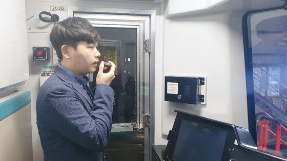 본문 이미지 - 유 주임은 SNS에서 공감 가는 이야기를 읽으면 스마트폰 메모장에 적어둔다고 했다. 센추리클럽의 2번째 회원이다.(사진제공=유정현)ⓒ 뉴스1  