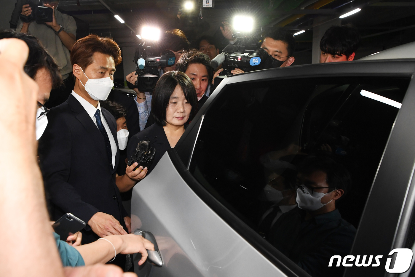 (서울=뉴스1) 박세연 기자 = 윤미향 더불어민주당 당선인이 29일 오후 서울 여의도 국회 소통관에서 기자회견을 갖고 정의연의 회계부정 등 의혹에 대해 공식 입장을 발표한 후 차량 …