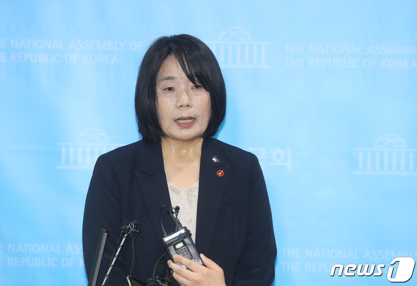 본문 이미지 - 윤미향 더불어민주당 당선인이 29일 오후 서울 여의도 국회 소통관에서 기자회견을 갖고 정의기억연대의 회계부정 등 의혹에 대해 공식 입장을 발표한 후 취재진의 질문에 답하고 있다. 2020.5.29/뉴스1 ⓒ News1 박세연 기자