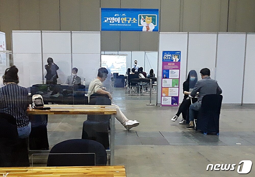 본문 이미지 - 29일 경기 고양시 킨텍스에서 열린 '2020 서울캣쇼' 카페테리아 탁자에 가림막이 설치돼 있다. ⓒ 뉴스1 최서윤 기자
