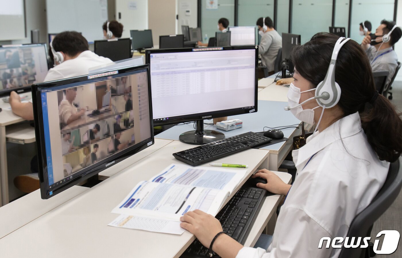 본문 이미지 - 2020년 5월 31일 경기도 화성시 삼성전자 사업장에서 감독관들이 실시간으로 2020년 상반기 대졸 공채 온라인 삼성직무적성검사(GSAT)를 원격 감독하는 모습. (삼성전자 제공)/뉴스1