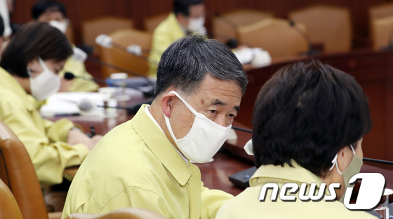 김현미 국토교통부 장관과 대화하는 박능후 보건복지부 장관