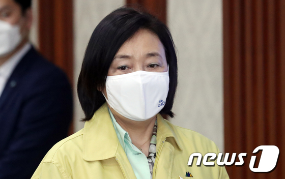 코로나19 대응 중대본 회의 참석하는 박영선 장관