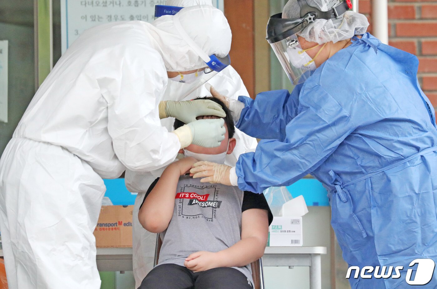 본문 이미지 - 지난달 31일 경기 안양  한 초등학교에 마련된 선별진료소에서 학생들이 진단검사를 받고 있다. /뉴스1ⓒNews1 조태형 기자
