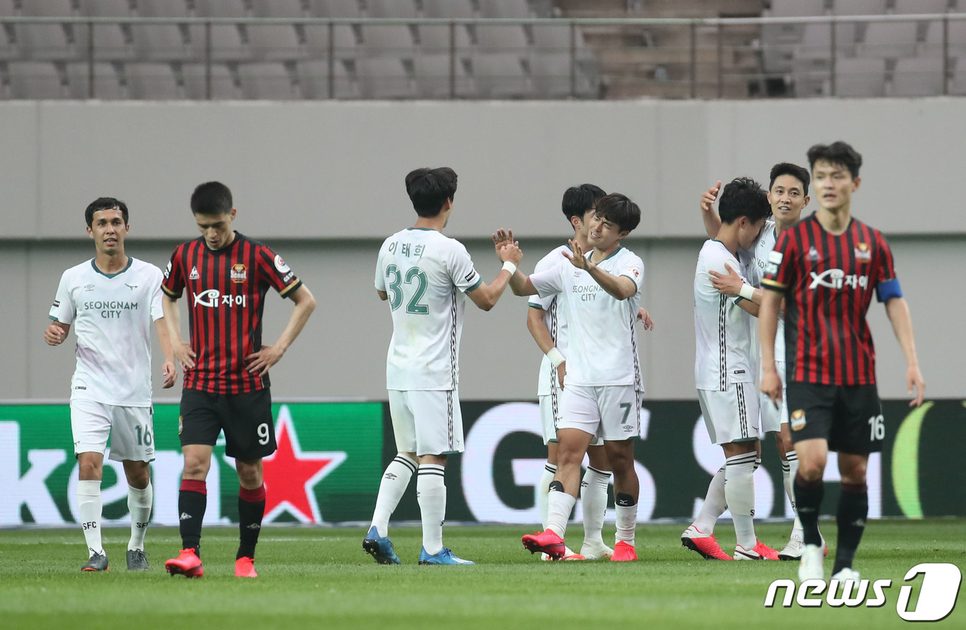 (서울=뉴스1) 이광호 기자 = 31일 오후 서울월드컵경기장에서 열린 '하나원큐 K리그1 2020' FC서울과 성남FC의 경기에서 1대 0으로 승리를 거둔 성남 선수들이 기쁨을 나 …