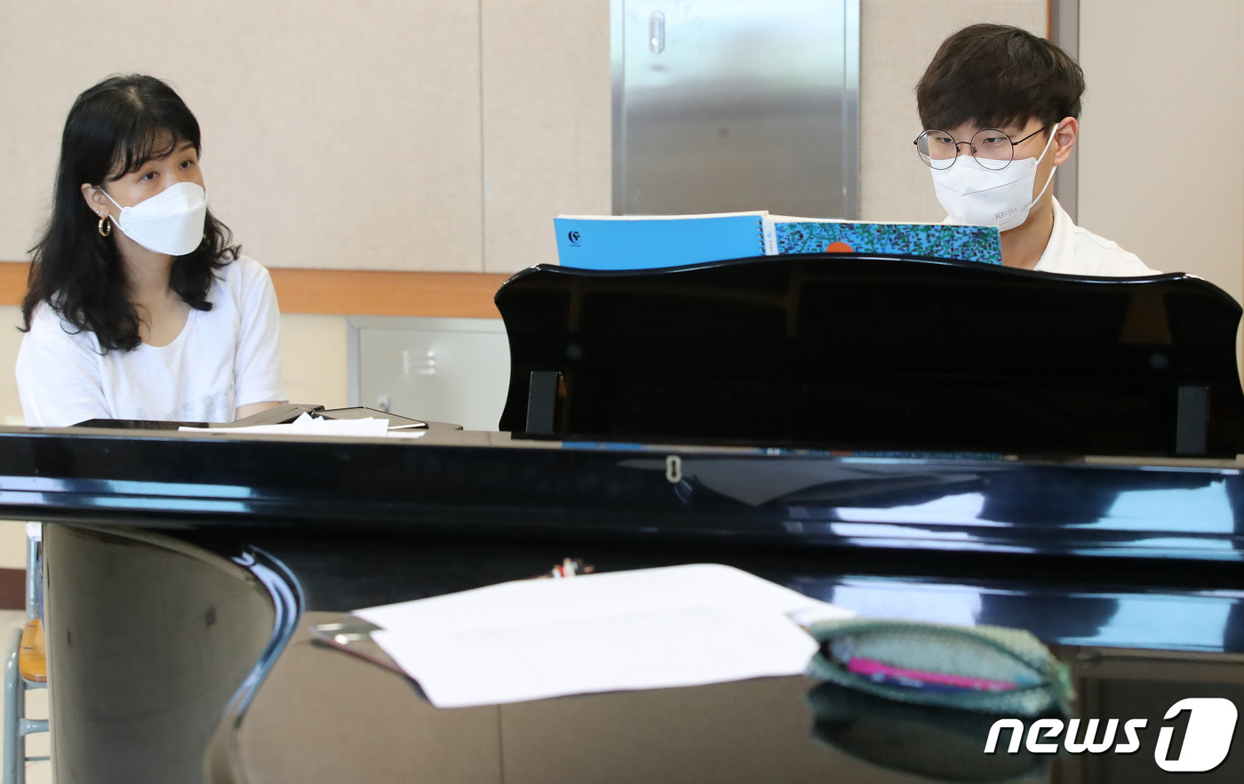 (대구=뉴스1) 공정식 기자 = 4일 대구 달서구 계명대학교 성서캠퍼스 음악공연예술대학에서 학생과 교수가 피아노클래스 작곡전공 실기 대면 수업을 진행하고 있다. 강의실 밖에서 학생 …