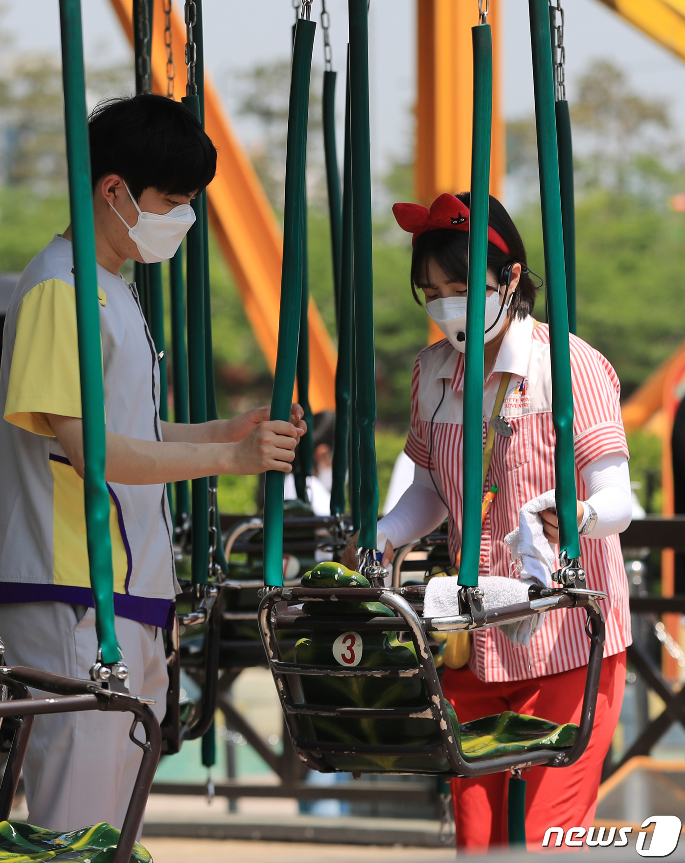 (서울=뉴스1) 구윤성 기자 = 어린이날을 하루 앞둔 4일 오후 서울 송파구 롯데월드에서 직원들이 신종 코로나바이러스 감염증(코로나19) 확산 예방을 위해 놀이기구를 소독하고 있다 …