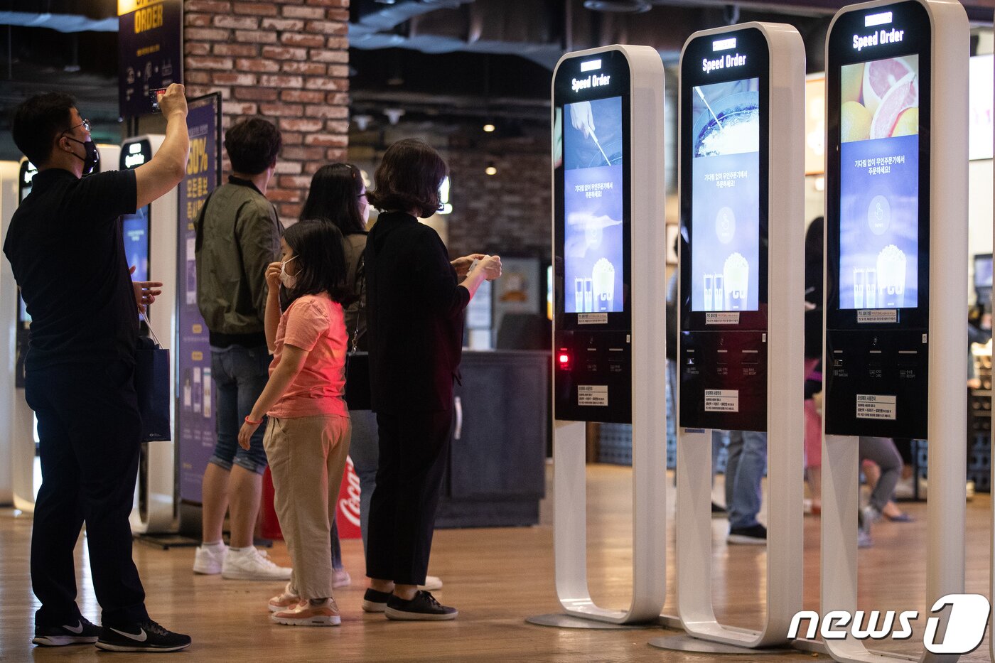 본문 이미지 - 서울 강남구 코엑스 메가박스를 찾은 관람객들이 극장으로 들어서고 있다. 2020.5.5/뉴스1 ⓒ News1 유승관 기자