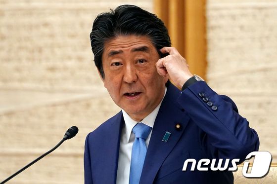 아베 신조 일본 총리가 지난 4일 신종 코로나바이러스 감염증(코로나19) 관련 '긴급사태'(비상사태) 연장에 관한 기자회견을 하고 있다. © AFP=뉴스1