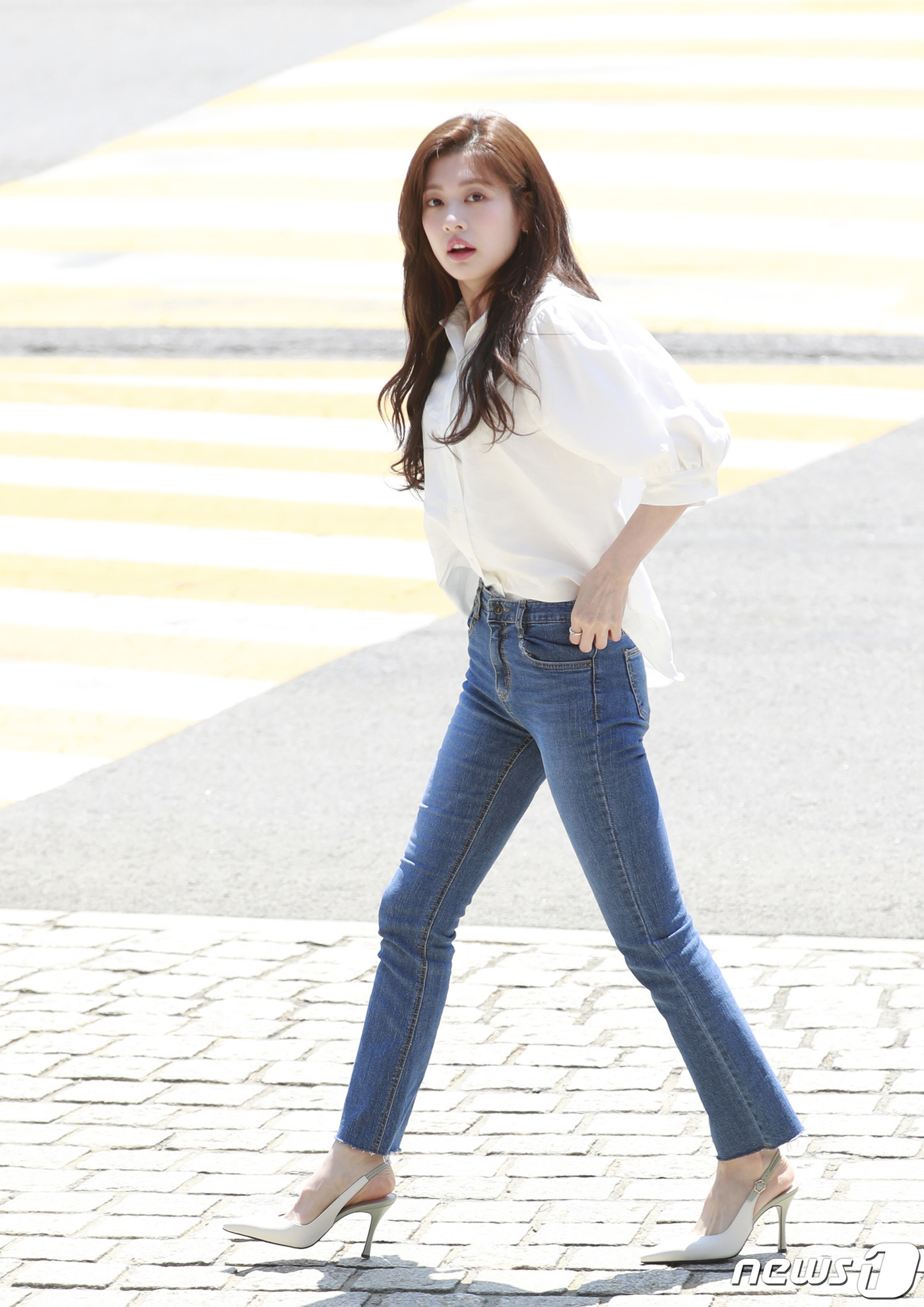 (서울=뉴스1) 권현진 기자 = 배우 정소민이 6일 서울 여의도 KBS 본관에서 열린 쿨FM '정은지의 가요광장' 라디오 방송을 위해 출근을 하고 있다. 2020.5.6/뉴스1