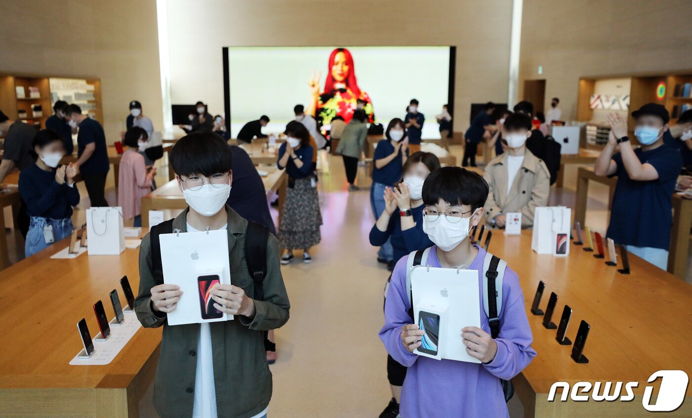 본문 이미지 - 6일 오후 서울 강남구 애플스토어에서 보급형 스마트폰 아이폰SE 1호 구매 고객이 기념촬영을 하고 있다. 2020.5.6/뉴스1 ⓒ News1 이재명 기자