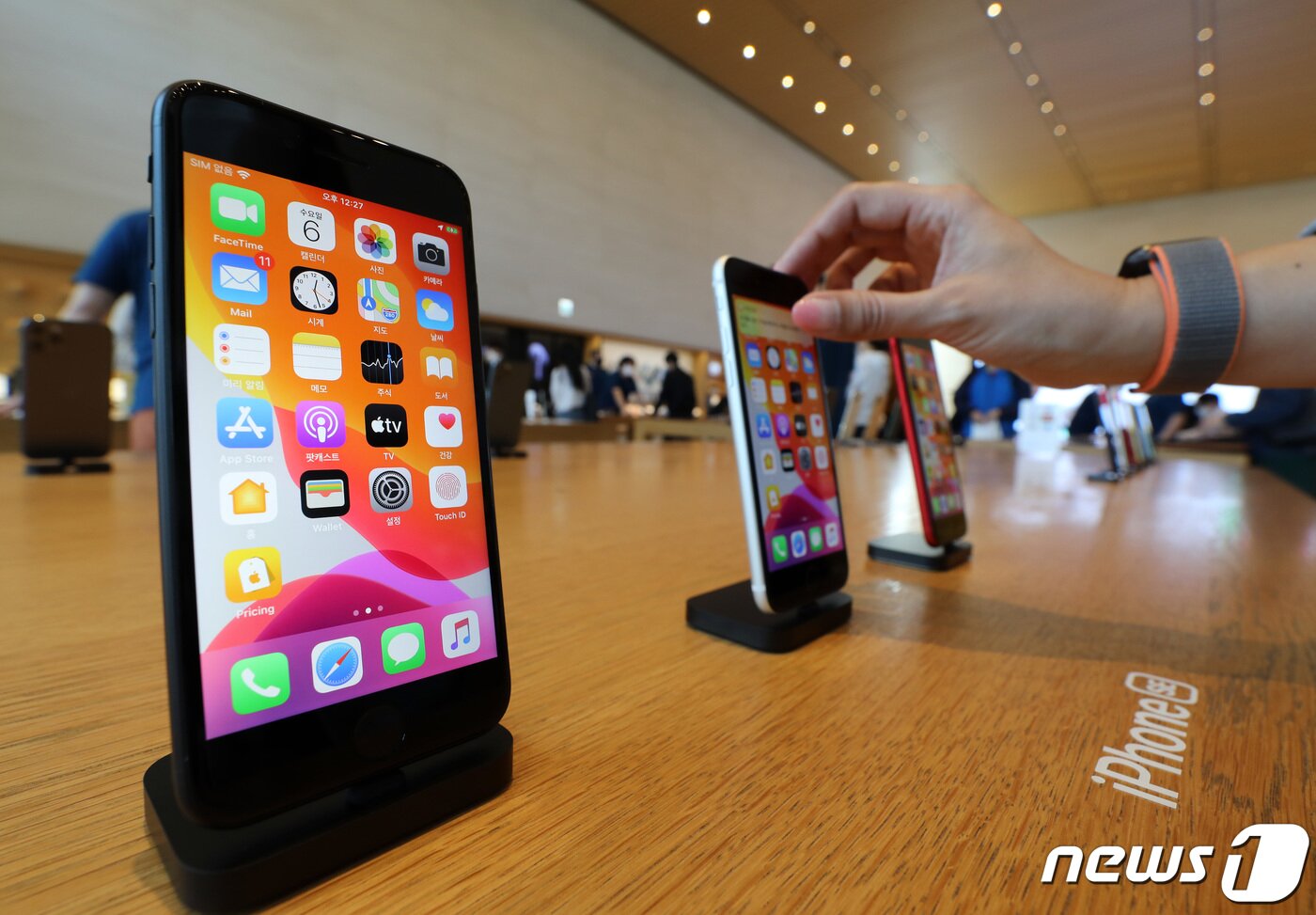 본문 이미지 - 6일 오후 서울 강남구 애플스토어에서 시민들이 보급형 스마트폰 아이폰SE를 살펴보고 있다.2020.5.6/뉴스1 ⓒ News1 이재명 기자