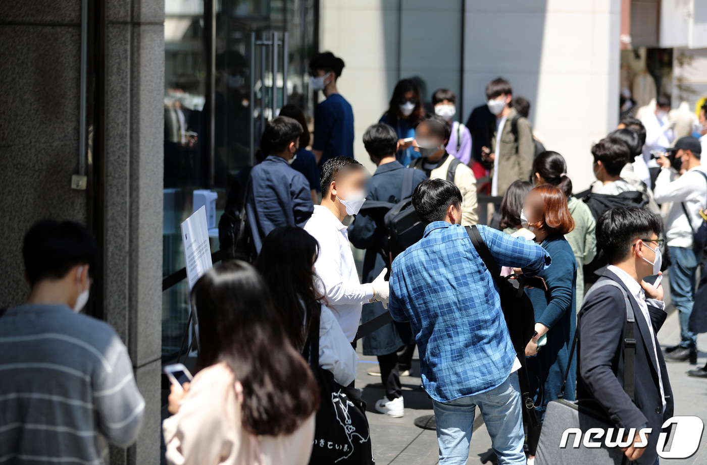 (서울=뉴스1) 이재명 기자 = 6일 오후 서울 강남구 애플스토어에서 시민들이 보급형 스마트폰 아이폰SE를 구입하기 위해 줄을 서 있다.애플이 지난 2016에 출시한 아이폰SE 1 …