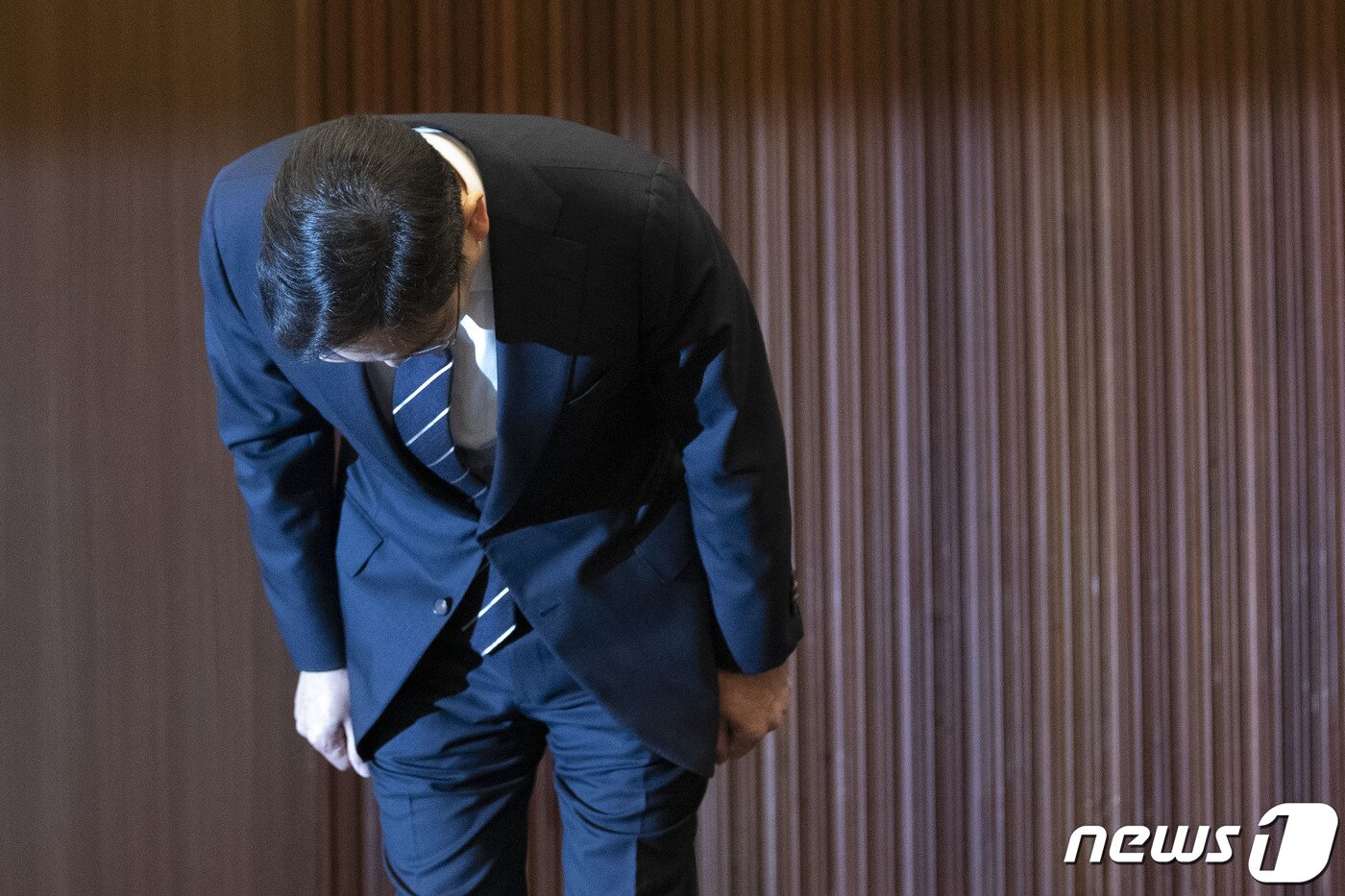 본문 이미지 - 이재용 삼성전자 부회장이 2020년 5월 6일 오후 서울 서초동 삼성사옥에서 경영권 승계 및 노동조합 문제 등과 관련해 ‘대국민 사과문’을 발표하며 고개를 숙이고 있다. 2020.5.6/뉴스1 ⓒ News1 허경 기자