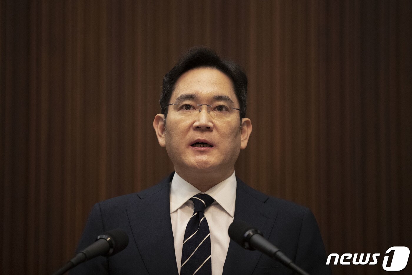 본문 이미지 - 이재용 삼성전자 부회장이 6일 오후 서울 서초동 삼성사옥에서 경영권 승계 및 노동조합 문제 등과 관련해 ‘대국민 사과문’을 발표하고 있다. 2020.5.6/뉴스1 ⓒ News1 허경 기자