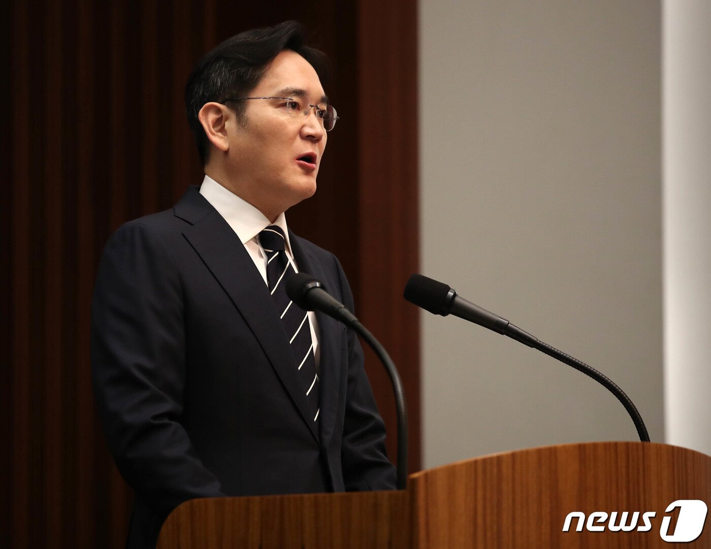 본문 이미지 - 이재용 삼성전자 부회장이 지난 6일 오후 서울 서초동 삼성사옥에서 경영권 승계 및 노동조합 문제 등과 관련해 ‘대국민 사과문’을 발표하고 있다. 2020.5.6/뉴스1 ⓒ News1 허경 기자