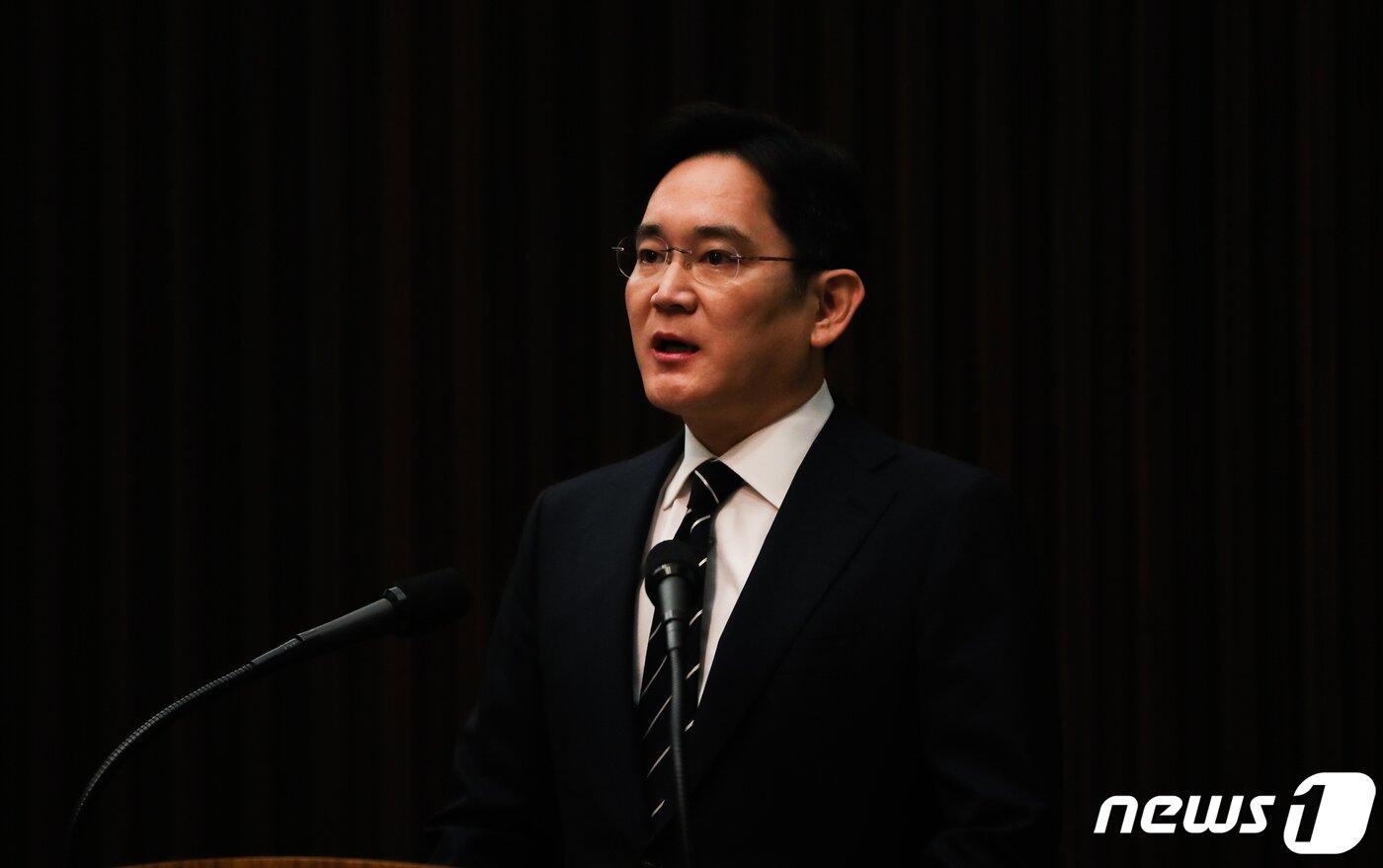 본문 이미지 - 이재용 삼성전자 부회장이 6일 오후 서울 서초동 삼성사옥에서 경영권 승계 및 노동조합 문제 등과 관련해 ‘대국민 사과문’을 발표를 하고 있다. 이번 사과는 앞서 지난 2월 출범한 삼성 준법감시위원회가 삼성 최고 경영진에게 최우선으로 요구되는 준법의제로 &Delta;경영권 승계 &Delta;노동 &Delta;시민사회 소통 등을 언급하고 이에 대한 개선방안을 강구해 이 부회장이 국민들 앞에서 발표하라고 권고한 데 따른 것이다. 2020.5.6/뉴스1 ⓒ News1 허경 기자