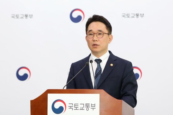 본문 이미지 - 박선호 국토교통부 1차관이 6일 오후 세종시 정부세종청사에서 '수도권 주택공급 기반 강화 방안' 발표를 하고 있다. 정부는 공공주도 재개발사업 등을 통해 서울 도심의 주택공급을 7만가구 더 늘린다고 이날 전했다. 3기 신도시엔 사전청약제가 도입돼 국민들의 주택공급 체감도를 높인다는 전략이다. (국토교통부 제공) 2020.5.6/뉴스1