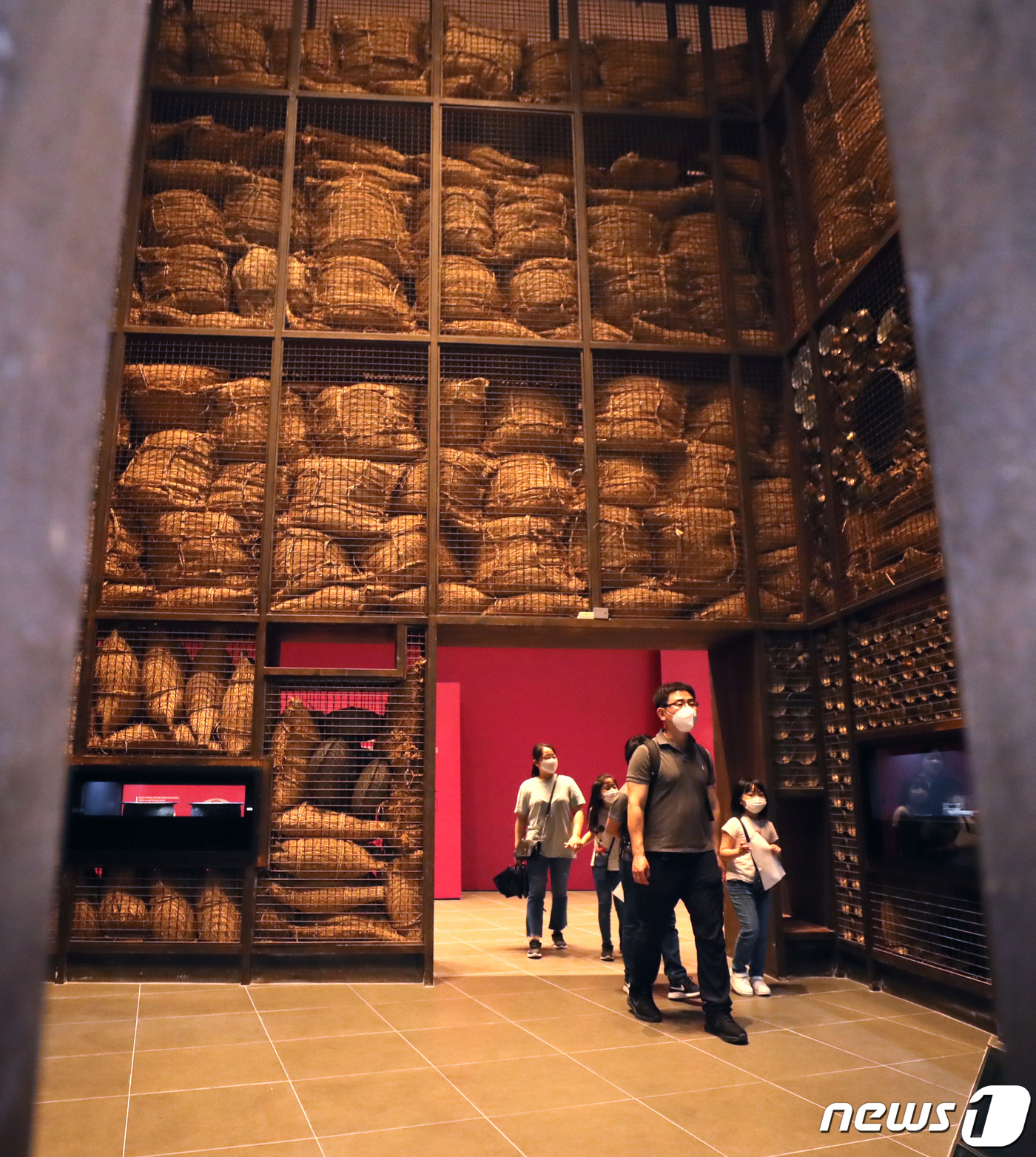 (천안=뉴스1) 장수영 기자 = 6일 충남 천안시 독립기념관을 찾은 가족 관람객이 제2관 겨레의 시련관에서 전시물을 관람하고 있다.이번에 재개관한 2관에는 일본군 위안부기록이 남아 …