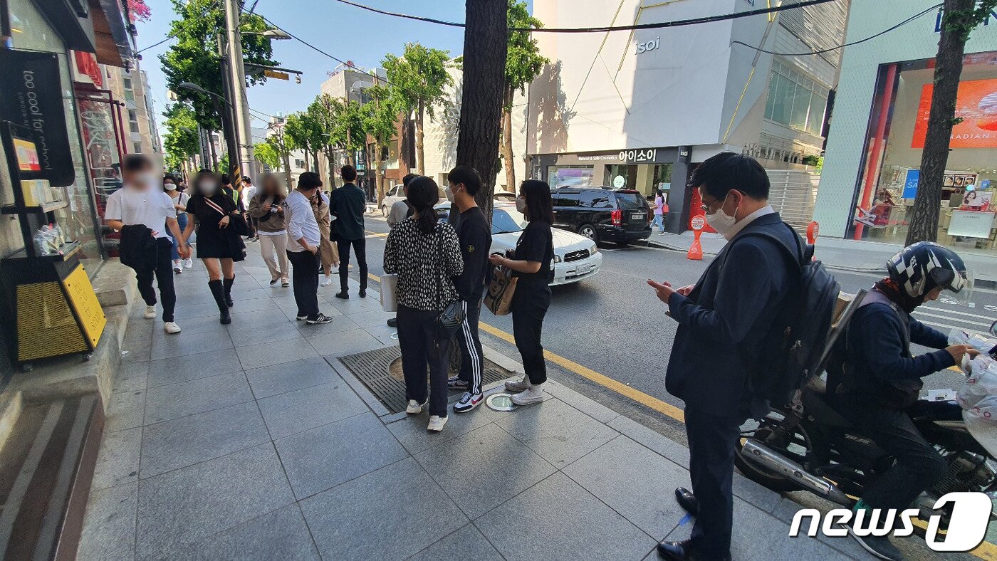 본문 이미지 - 아이폰SE 구매를 원하는 사람들이 1m 정도의 간격을 두고 애플스토어 가로수길점 앞에서 대기하고 있다. 2019.05.06. /뉴스1 ⓒ News1 김정현 기자