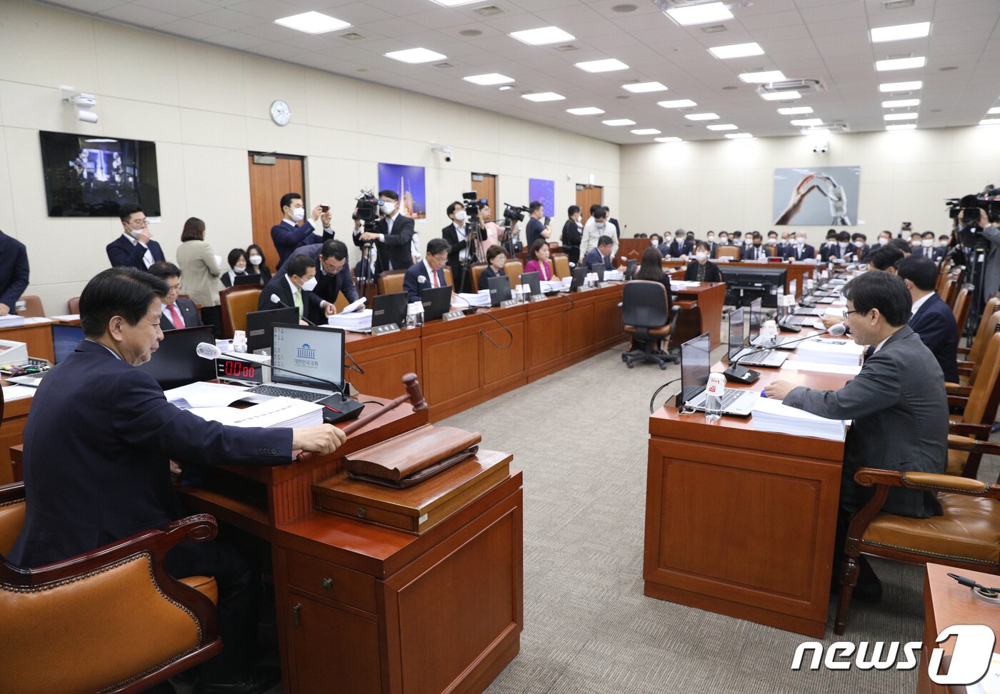 본문 이미지 - 지난 7일 오전 서울 여의도 국회에서 열린 과학기술정보방송통신위원회 전체회의 모습. 이날 해당 법이 상임위를 통과했다. 2020.5.7/뉴스1 ⓒ News1 신웅수 기자