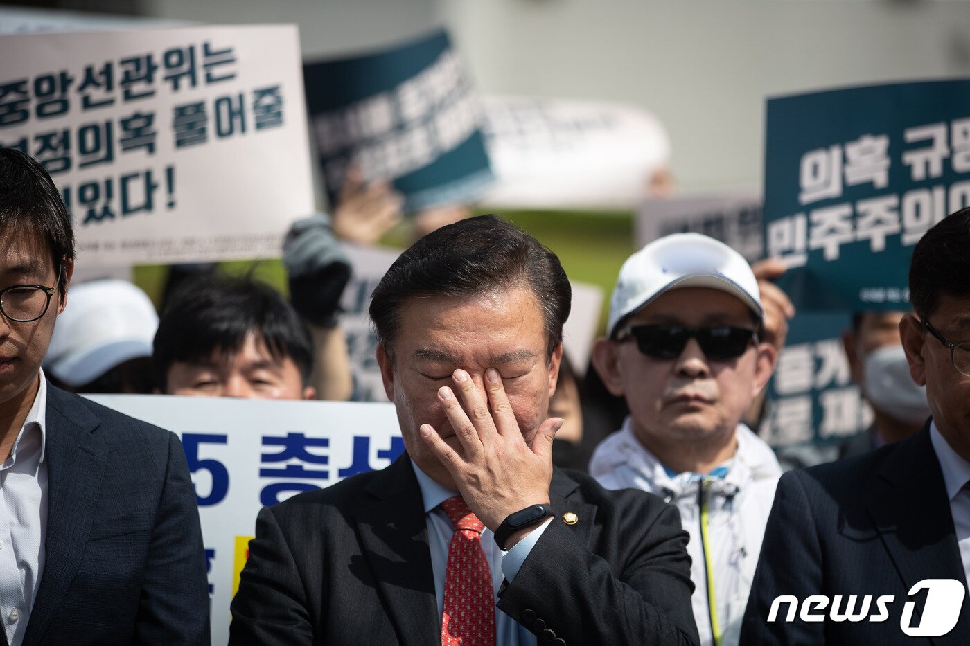 본문 이미지 - 21대 총선 인천 연수구을에서 낙선한 미래통합당 민경욱 의원이 지난 7일 서울 서초구 대법원 앞에서 열린 4.15총선 부정선거에 따른 선거무효소송 대법원 소장제출 및 기자회견에서 얼굴을 매만지고 있다. /뉴스1 ⓒ News1 유승관 기자