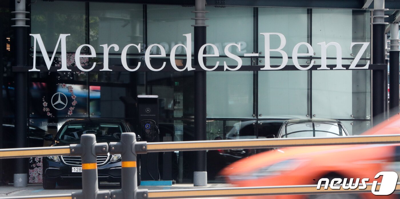 본문 이미지 -  서울 강남의 메르세데스-벤츠코리아 매장. 2020.5.7/뉴스1 ⓒ News1 허경 기자