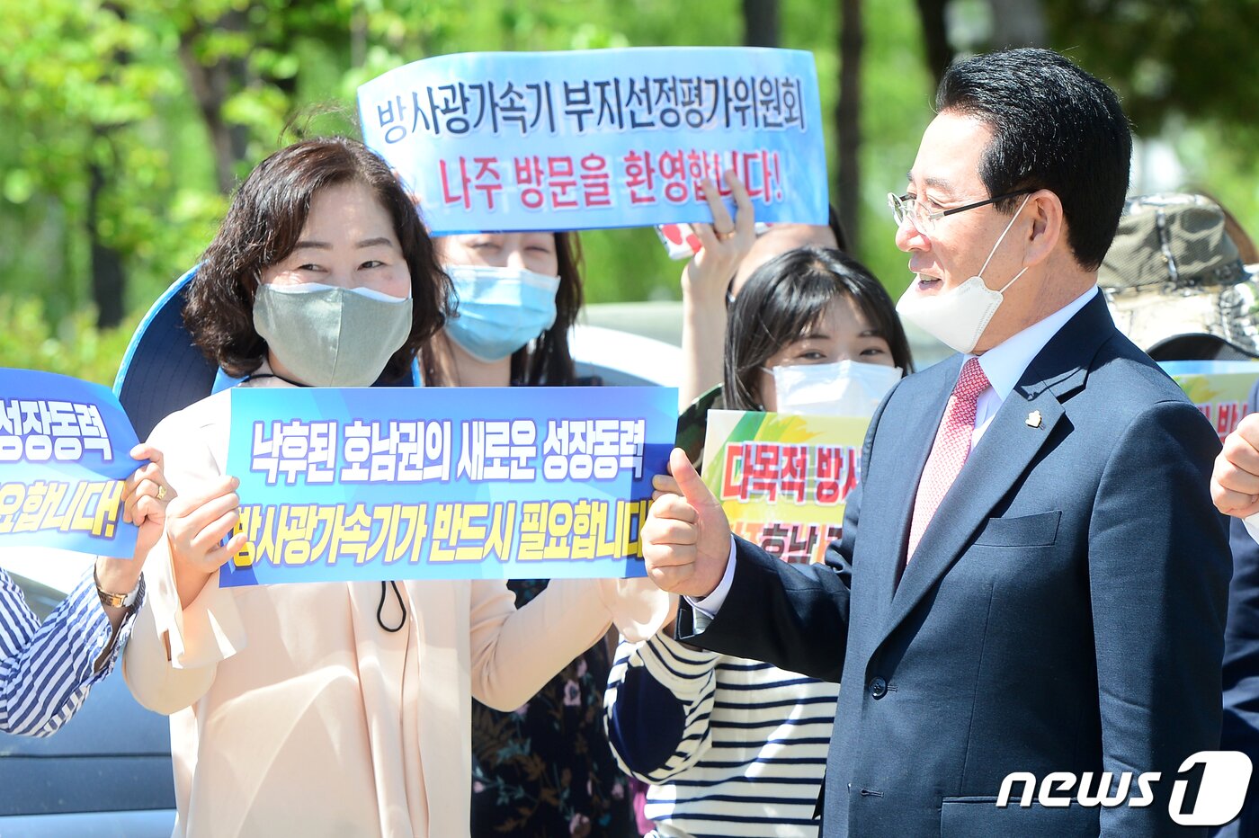 본문 이미지 - 김영록 전남도지사가 7일 오전 전남 나주시 빛가람전망대에서 방사광가속기 부지선정평가위원회의 나주 방문을 환영하는 시민들과 인사 나누고 있다. 2020.5.7/뉴스1 ⓒ News1 한산 기자