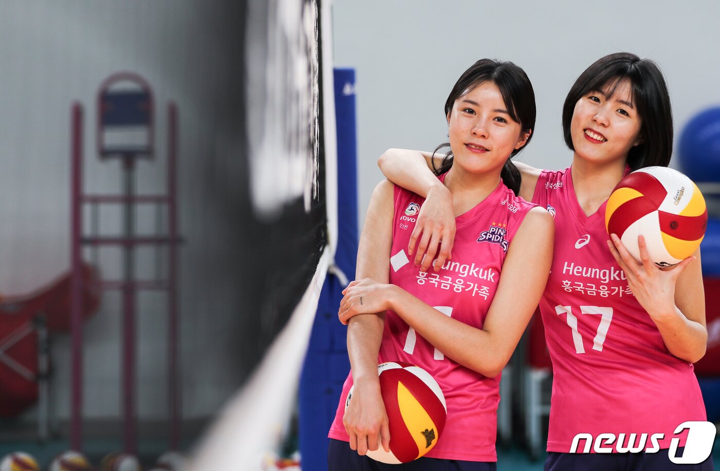 본문 이미지 - 여자배구 흥국생명 핑크스파이더스의 쌍둥이 자매 이재영·이다영이 7일 경기 용인시 기흥구 흥국생명 연수원에서 인터뷰를 하기 앞서 포즈를 취하고 있다. 2020.5.7/뉴스1 ⓒ News1 허경 기자