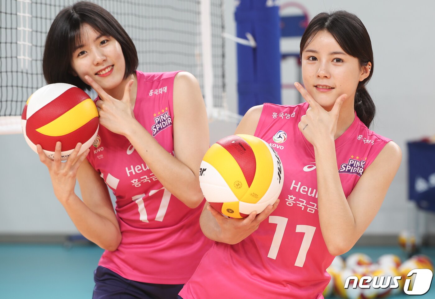 본문 이미지 - 여자배구 흥국생명 핑크스파이더스의 쌍둥이 자매 이재영·이다영이 7일 경기 용인시 기흥구 흥국생명 연수원에서 인터뷰를 하기 앞서 포즈를 취하고 있다. 2020.5.7/뉴스1 ⓒ News1 허경 기자