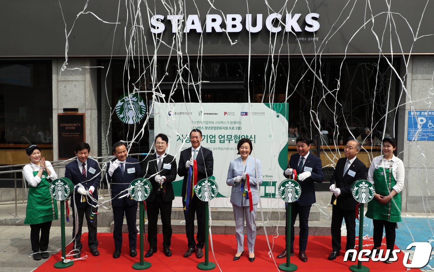 본문 이미지 - 박영선 중소벤처기업부 장관이 7일 오후 서울 성동구 스타벅스 성수역점에서 열린 '커뮤니티 스토어 2호점' 오픈 기념식에서 참석자들과 테이프 커팅을 마치고 박수를 치고 있다. 2020.5.7/뉴스1 ⓒ News1 황기선 기자