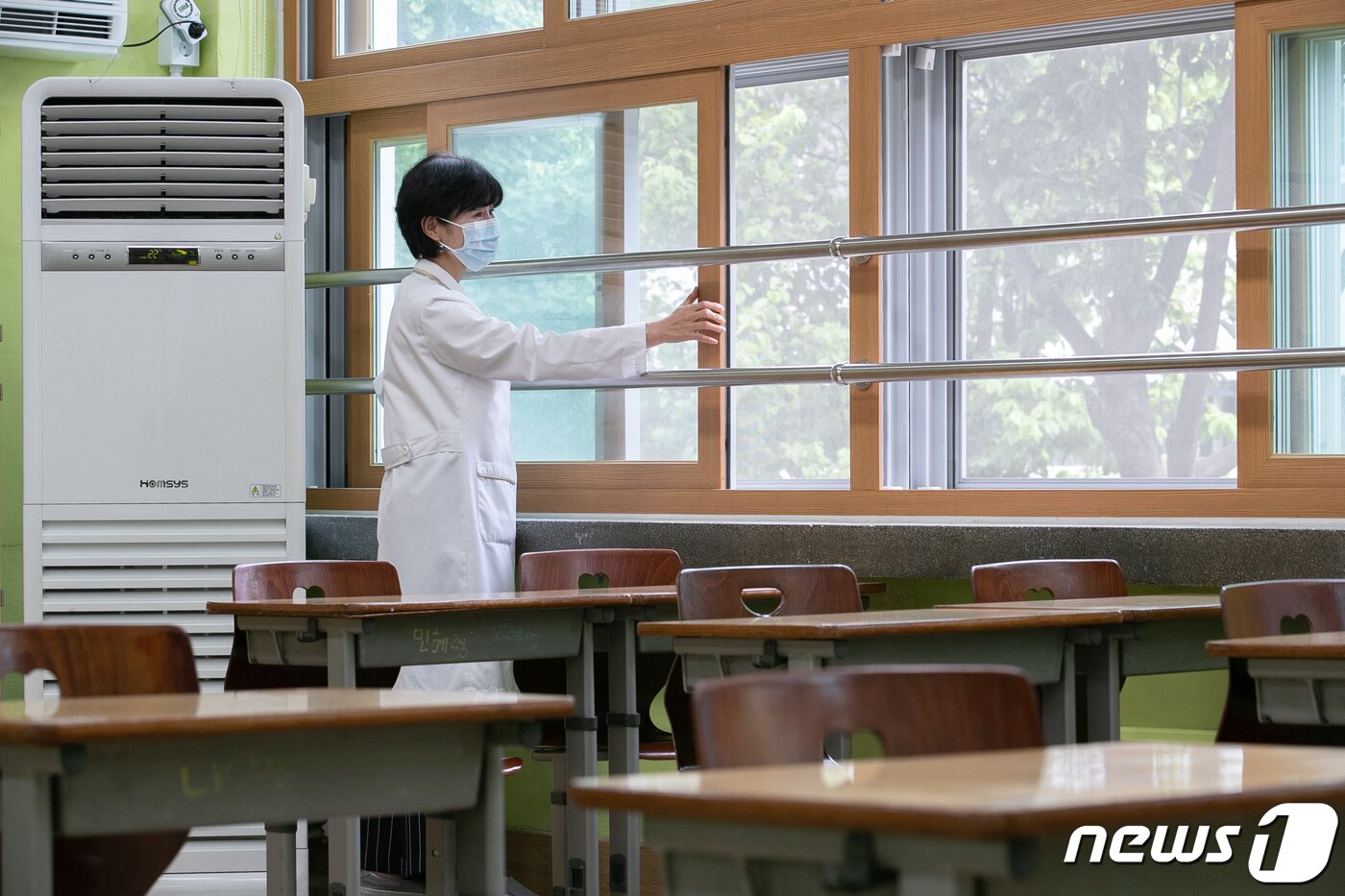 본문 이미지 - 고등학교 개학을 시작으로 순차적 등교를 앞둔 5월 7일 오후 서울 성동구 무학여자고등학교에서 한 교사가 에어컨 가동 점검 및 교실 환기를 하고 있다. 2020.5.7/뉴스1 ⓒ News1 이재명 기자