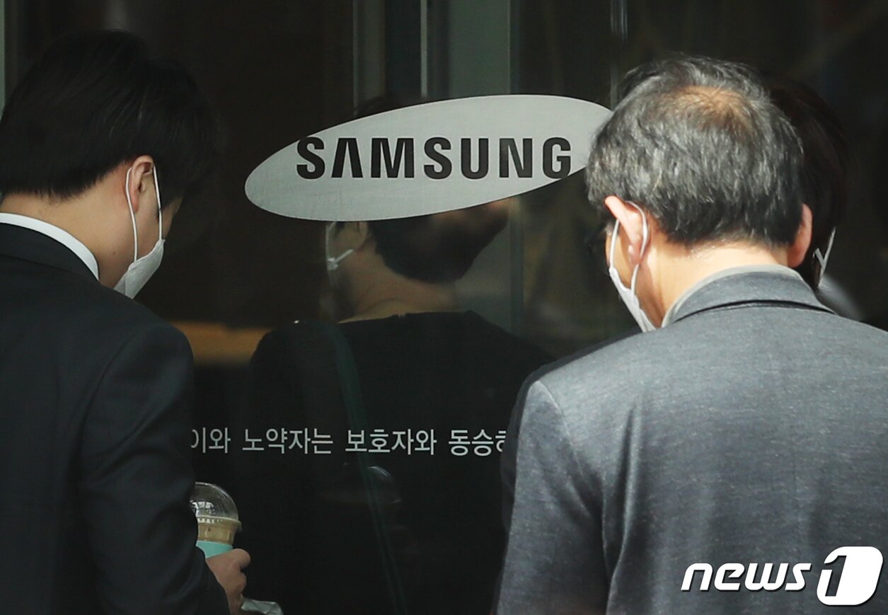 본문 이미지 - 이재용 삼성전자 부회장이 경영권 승계와 노조 문제 등 삼성을 둘러싼 논란에 대해 직접 대국민 사과했다. 사진은 7일 서울 서초구 삼성전자 사옥. 2020.5.7/뉴스1 ⓒ News1 송원영 기자
