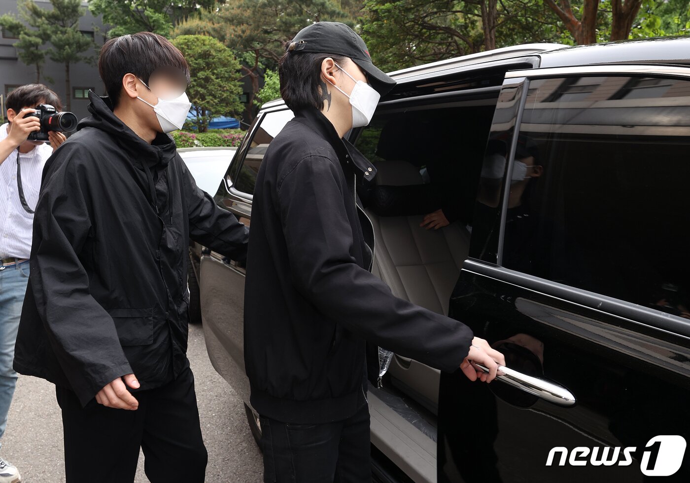 본문 이미지 - 음주운전 사고를 내고 운전자를 바꿔치기 한 혐의 등으로 불구속 기소된 장제원 미래통합당 의원의 아들 래퍼 노엘(장용준)이 7일 오후 서울 마포구 서울서부지방법원에서 열린 두 번째 공판을 마친 후 청사를 나서고 있다. 2020.5.7/뉴스1 ⓒ News1 김진환 기자
