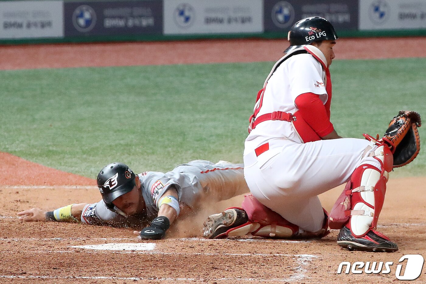 본문 이미지 - 7일 오후 인천 SK행복드림구장에서 열린 프로야구 2020 신한은행 SOL KBO리그 한화 이글스와 SK 와이번스의 경기 5회초 1사 주자 2루 상황에서 한화 이용규가 정은원의 적시타에 힘입어 홈 슬라이딩에 성공하고 있다. 2020.5.7/뉴스1 ⓒ News1 민경석 기자