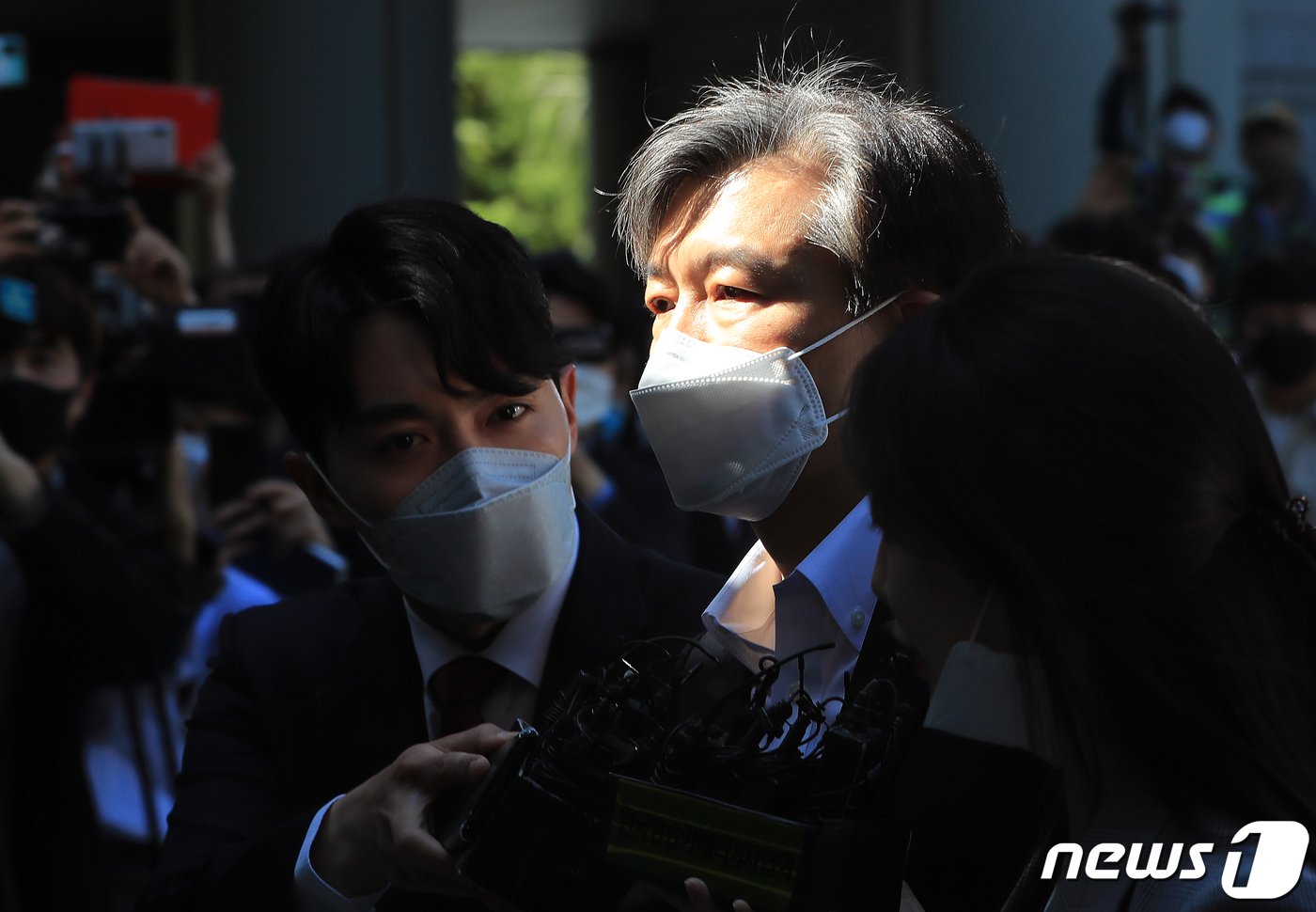 본문 이미지 - 자녀 입시 비리와 감찰 무마 의혹 등으로 재판에 넘겨진 조국 전 법무부 장관이 8일 오전 서울 서초구 서울중앙지방법원에서 열리는 첫 정식재판에 출석하고 있다.  2020.5.8/뉴스1 ⓒ News1 구윤성 기자