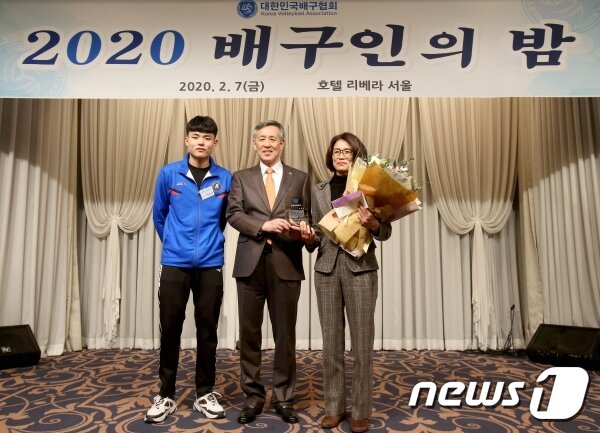 본문 이미지 - 이재영-이다영 자매의 어머니 김경희씨(오른쪽)와 남동생 이재현(왼쪽). (대한배구협회 제공) ⓒ 뉴스1