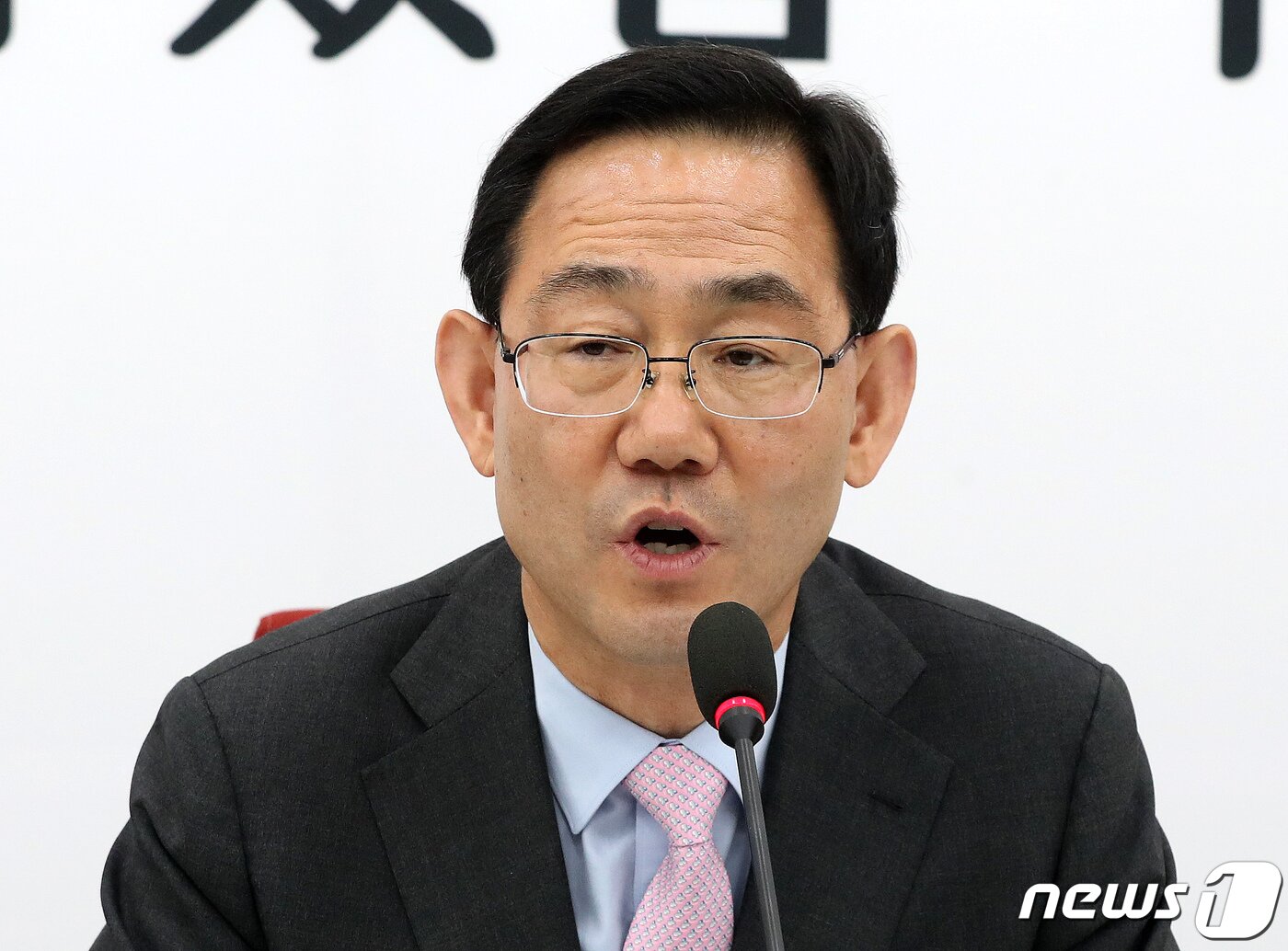 본문 이미지 - 주호영 미래통합당 신임 원내대표가 8일 오후 서울 여의도 국회에서 열린 기자간담회에서 취재진 질문에 답하고 있다. 2020.5.8/뉴스1 ⓒ News1 박세연 기자